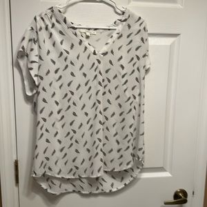 fun 2 fun White V-Neck Short Sleeve Blouse with Black Feather Print